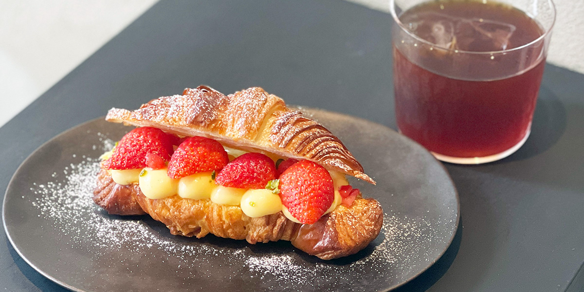 人気ベーカリーが手がける「Comme'N STAND」で世界大会1位のクロワッサンとこだわりコーヒーを楽しむ