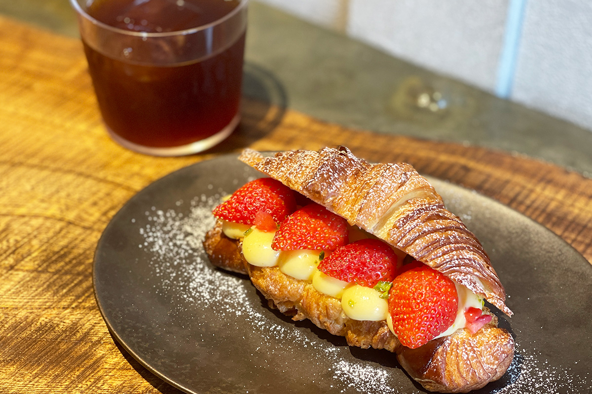 「苺とクロワッサンのクリームパン」900円　、「アイスハンドドリップ（レギュラーサイズ）」750円（テイクアウトの「苺とクロワッサンのクリームパンとドリンクセット」は1400円）