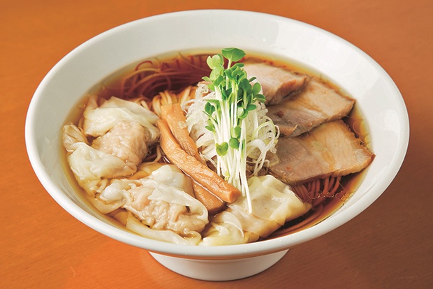 「チャーシュー肉ワンタンそば(黒）」890円