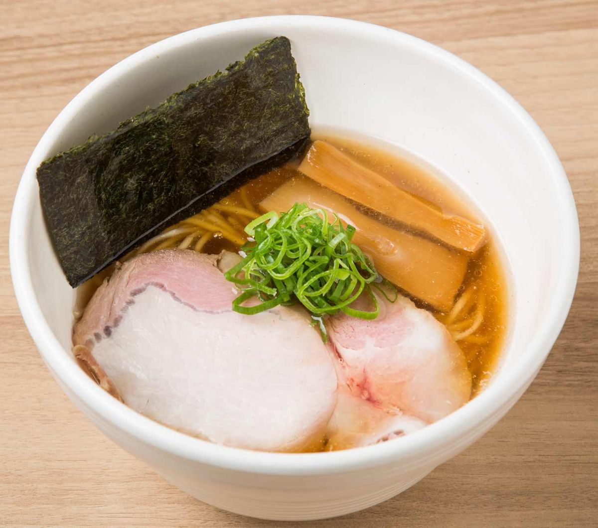 「チャーシュー肉ワンタンそば(黒）」890円