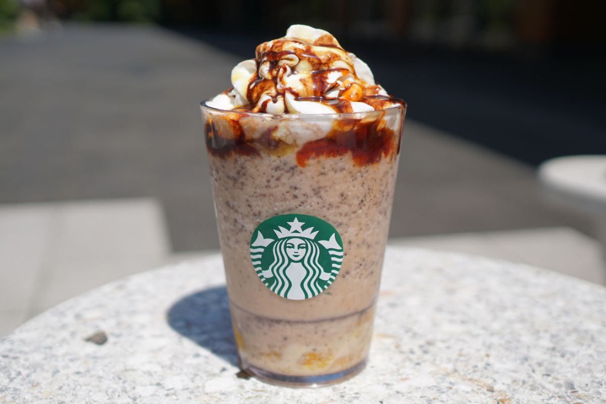 「ホットハニー オリエンタル マンゴー & ティー フラペチーノ®」カスタマイズ：チョコレートソース追加（無料）、チョコレートチップ追加（＋55円）、チャイシロップ追加（＋55円）