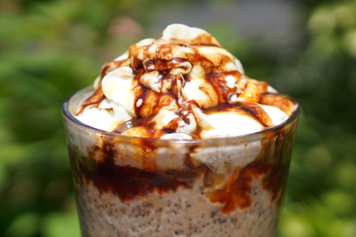 「ホットハニー オリエンタル マンゴー & ティー フラペチーノ®」カスタマイズ：チョコレートソース追加（無料）