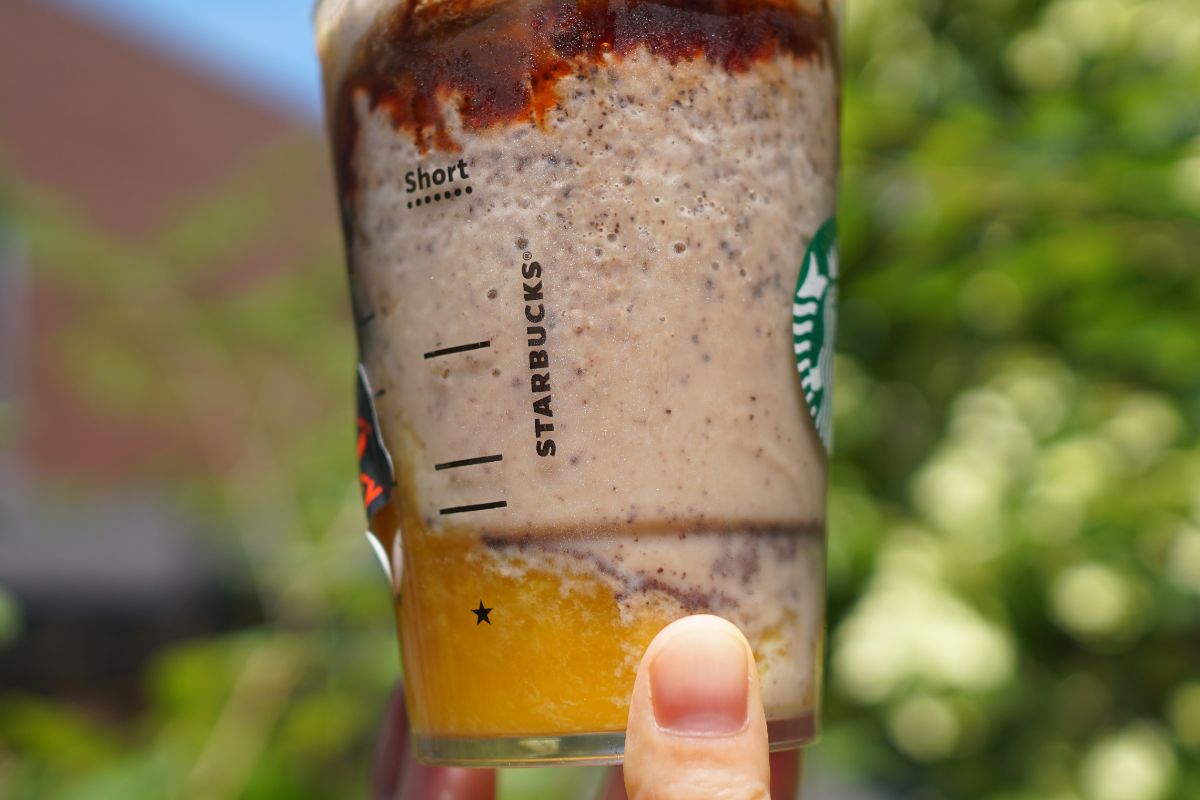 「ホットハニー オリエンタル マンゴー & ティー フラペチーノ®」カスタマイズ：チョコレートソース追加（無料）、チョコレートチップ追加（＋55円）、チャイシロップ追加（＋55円）