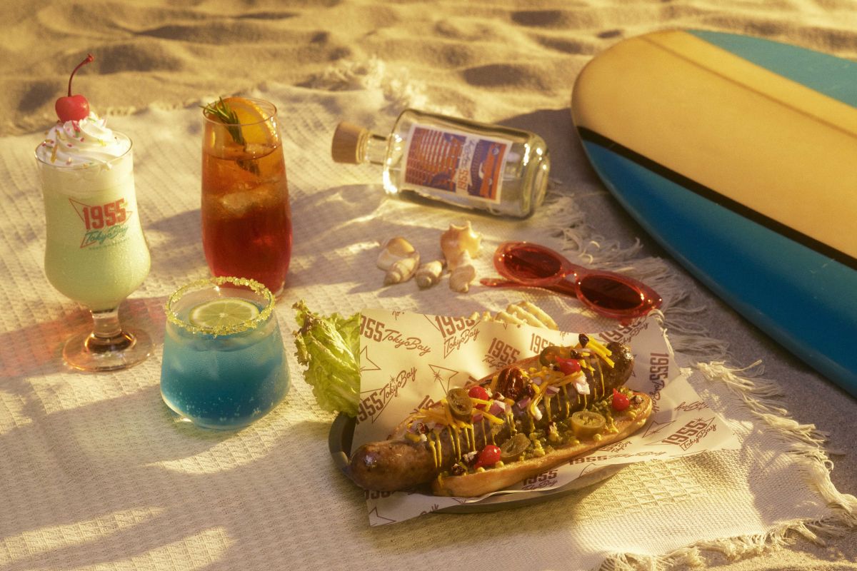 Cafeteriaでは期間限定で、ビーフホットドッグと3種のドリンクを提供