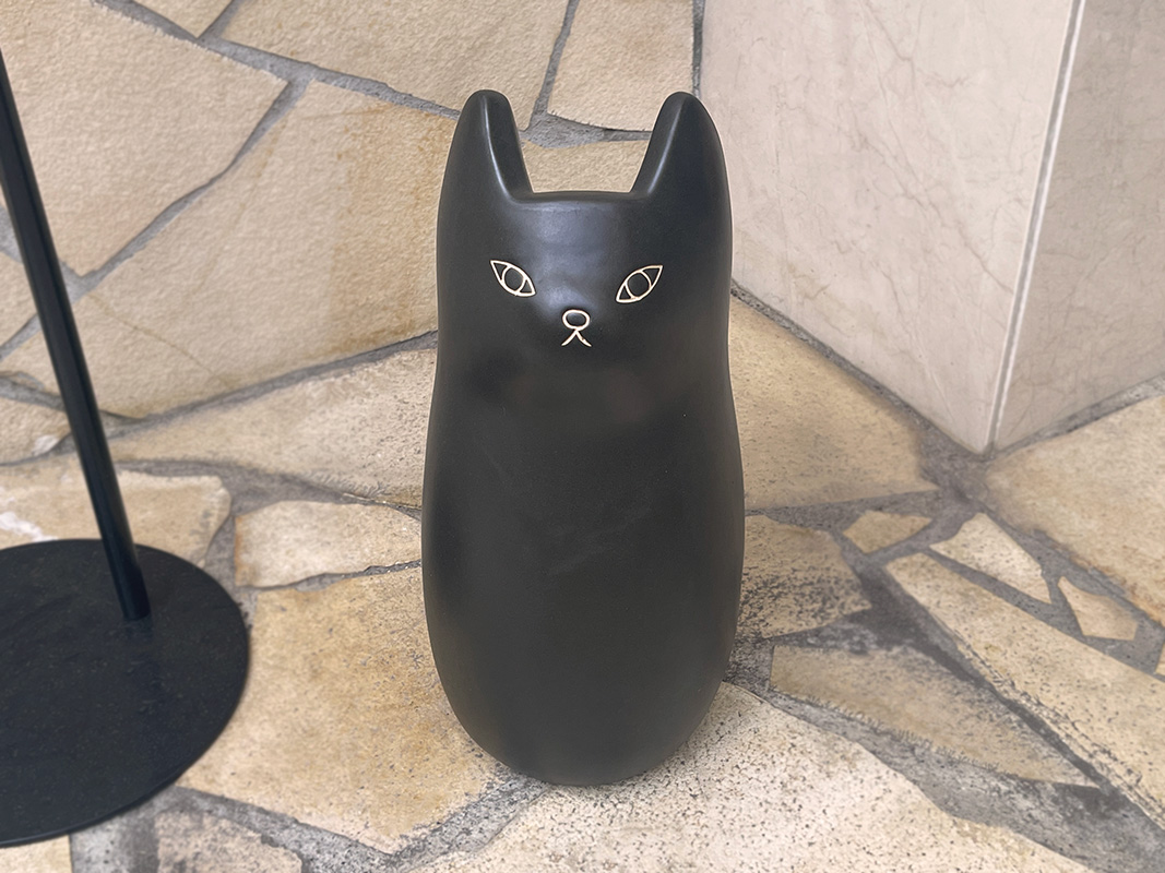 階段を下るとキュートな黒猫がお出迎え♪