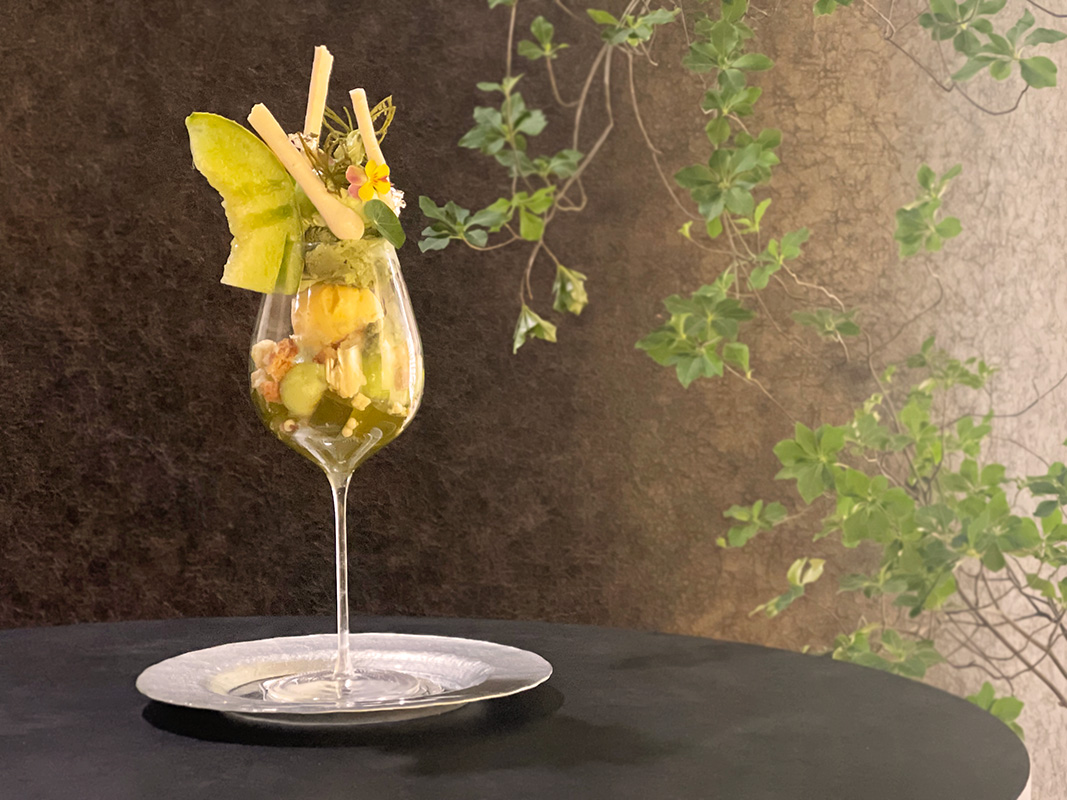 「季節のフルーツパフェ ドリンク＆小菓子つき」4400円 ※現在は別のフルーツに変わっている可能性あり