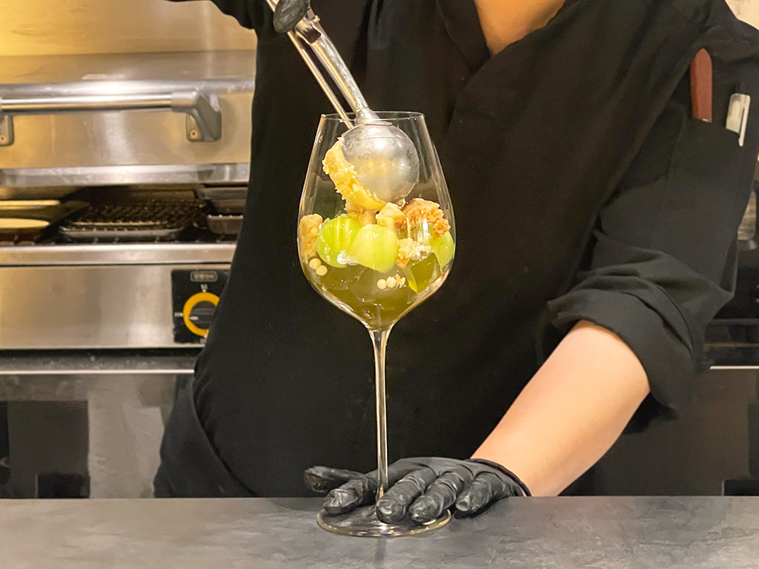 自家製のバニラアイスをのせて……。