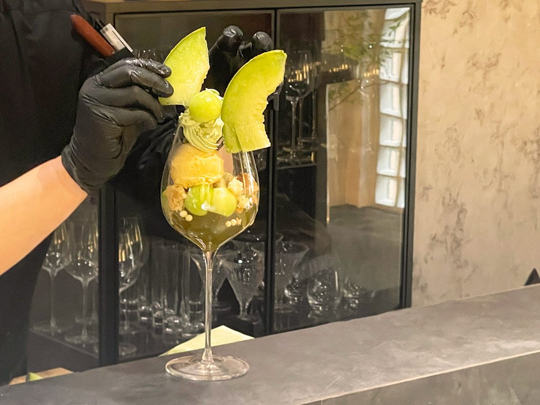 抹茶のクレームシャンティと優香メロンをトッピングしたら完成