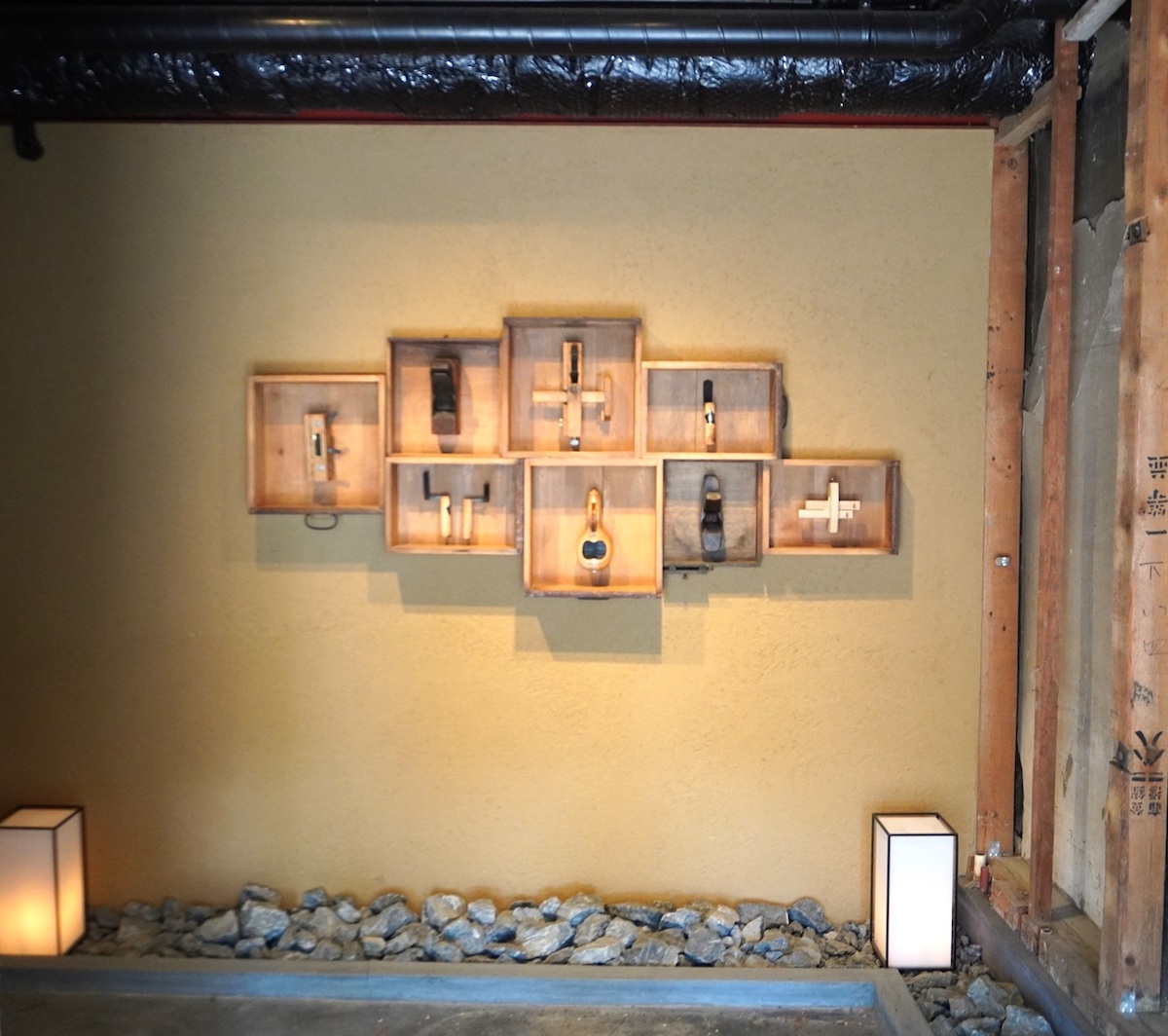 入り口までのアプローチには大工道具をディスプレイ