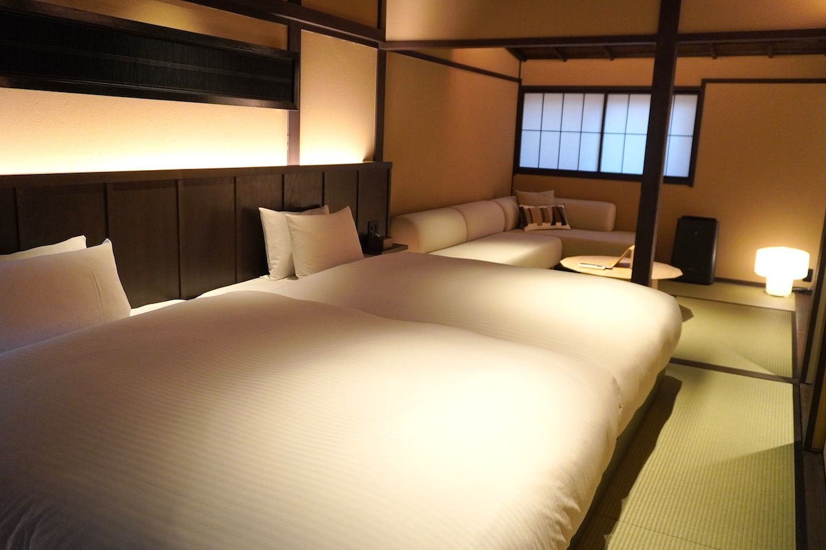 シモンズ社製のベッド（ダブルサイズ）を2台配置