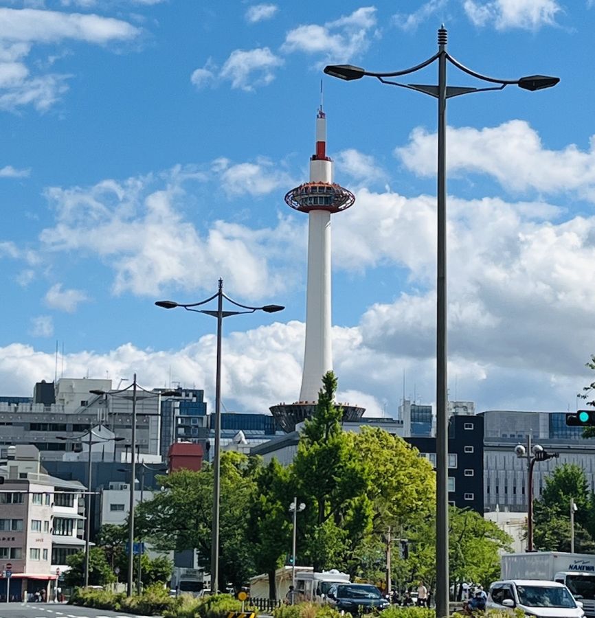 JR京都駅のシンボル「京都タワー」