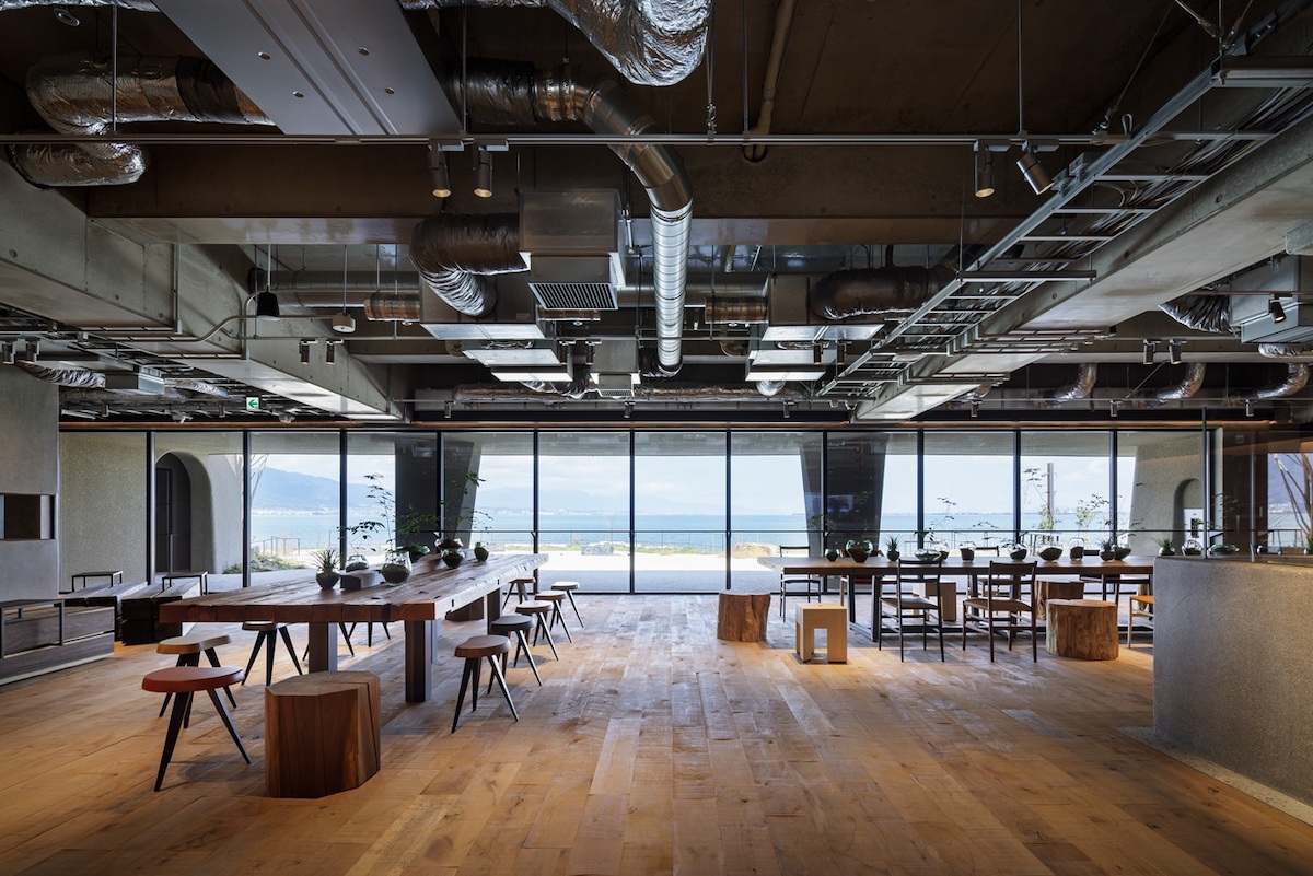 カフェの大きな窓からも琵琶湖の美しい景色が！／© たねや