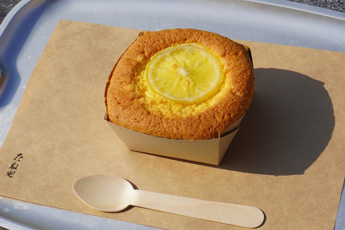 LAGO 大津限定「焼きたてたねやカステラ瀬戸内レモン」825円（テイクアウト810円　※2025年8月下旬まで）