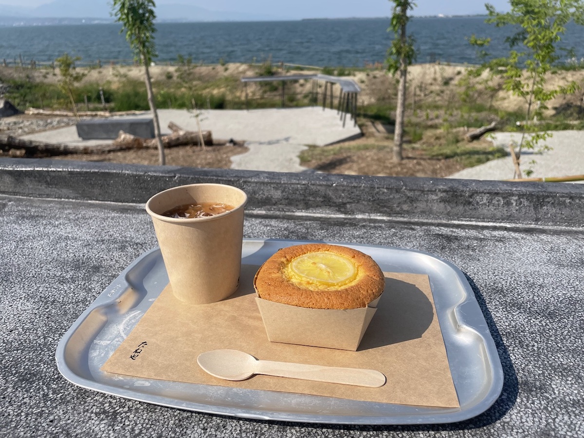 　左から「カフェラテ」600円、「焼きたてたねやカステラ瀬戸内レモン」