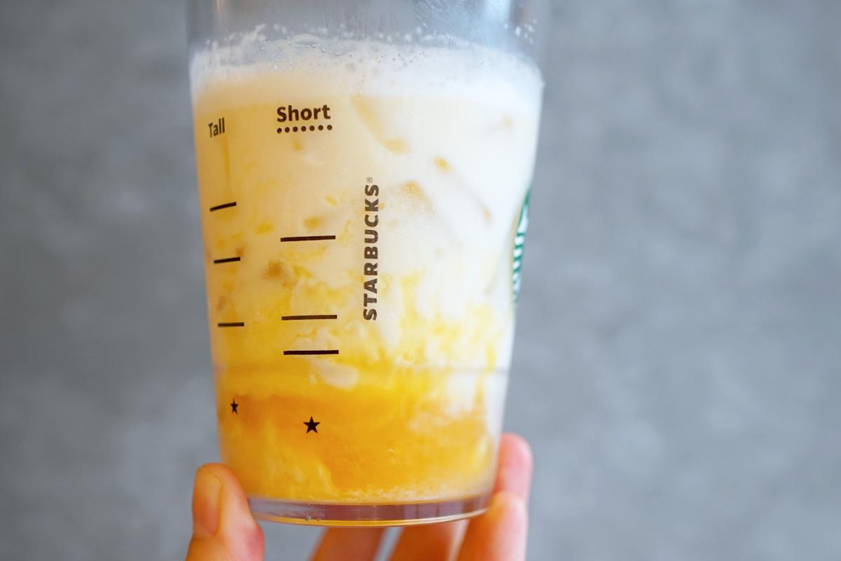 「マンゴー オレ」カスタマイズ:豆乳(調整豆乳)に変更(無料)、マンゴー果肉追加(+110円)、ホワイトモカシロップ追加(+55円)