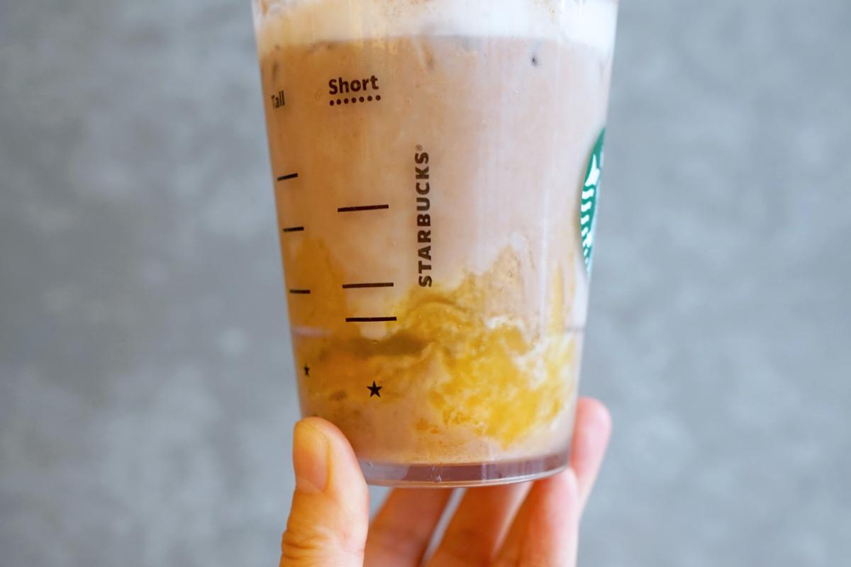 「マンゴー オレ」カスタマイズ:ハチミツ追加(無料)、ミルクフォーム追加(+55円)、アーモンドミルクに変更(+55円)、チョコレートシロップ追加(+55円)