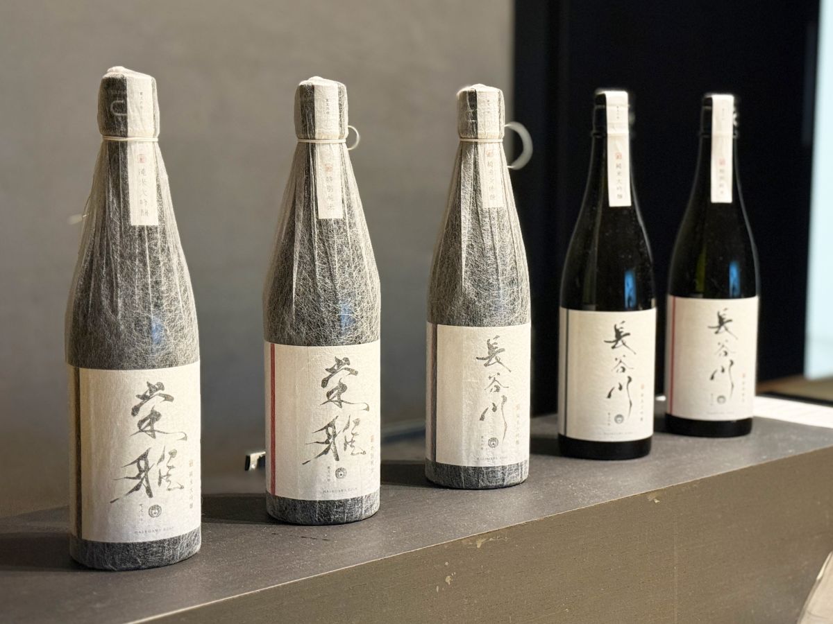 左から「栄雅 純米大吟醸」3万円、「栄雅 特別純米」2万5000円、「長谷川 純米大吟醸 三割五分」1万5000円、「長谷川 純米大吟醸 五割」1万円、「長谷川 特別純米」5000円