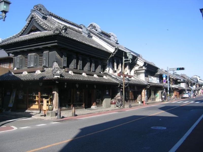 蔵造りの建物が立ち並ぶ