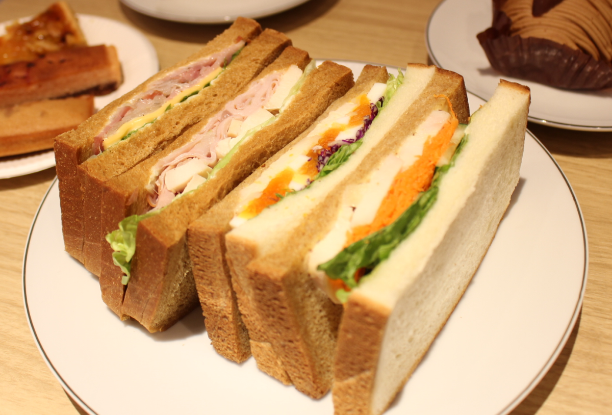 お店自慢のメニューを実際に食べて、その魅力を伝えます