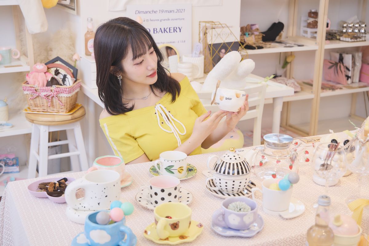 「マグカップ＆ソーサー」2400〜3600円、「ドット・ストライプ 柄のティーポット＆ソーサー」5900円、「イチゴ柄のティーポット&ソーサー」3500円