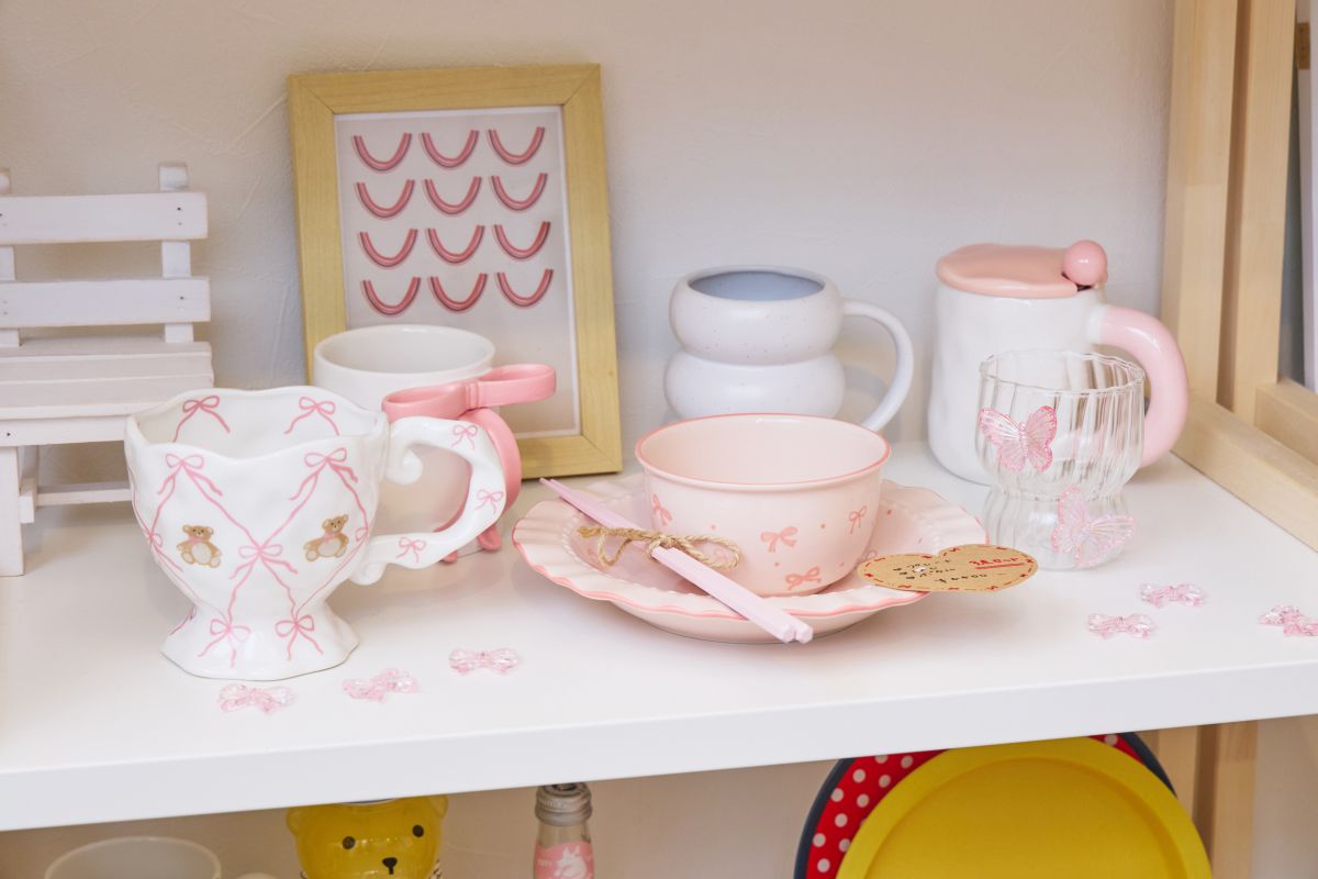 （左から）「マグカップ」3300円、「マグカップ」2900円、「マグカップ＆ソーサー」4400円、「マグカップ」1900円、「グラス」1800円、「マグカップ」2700円