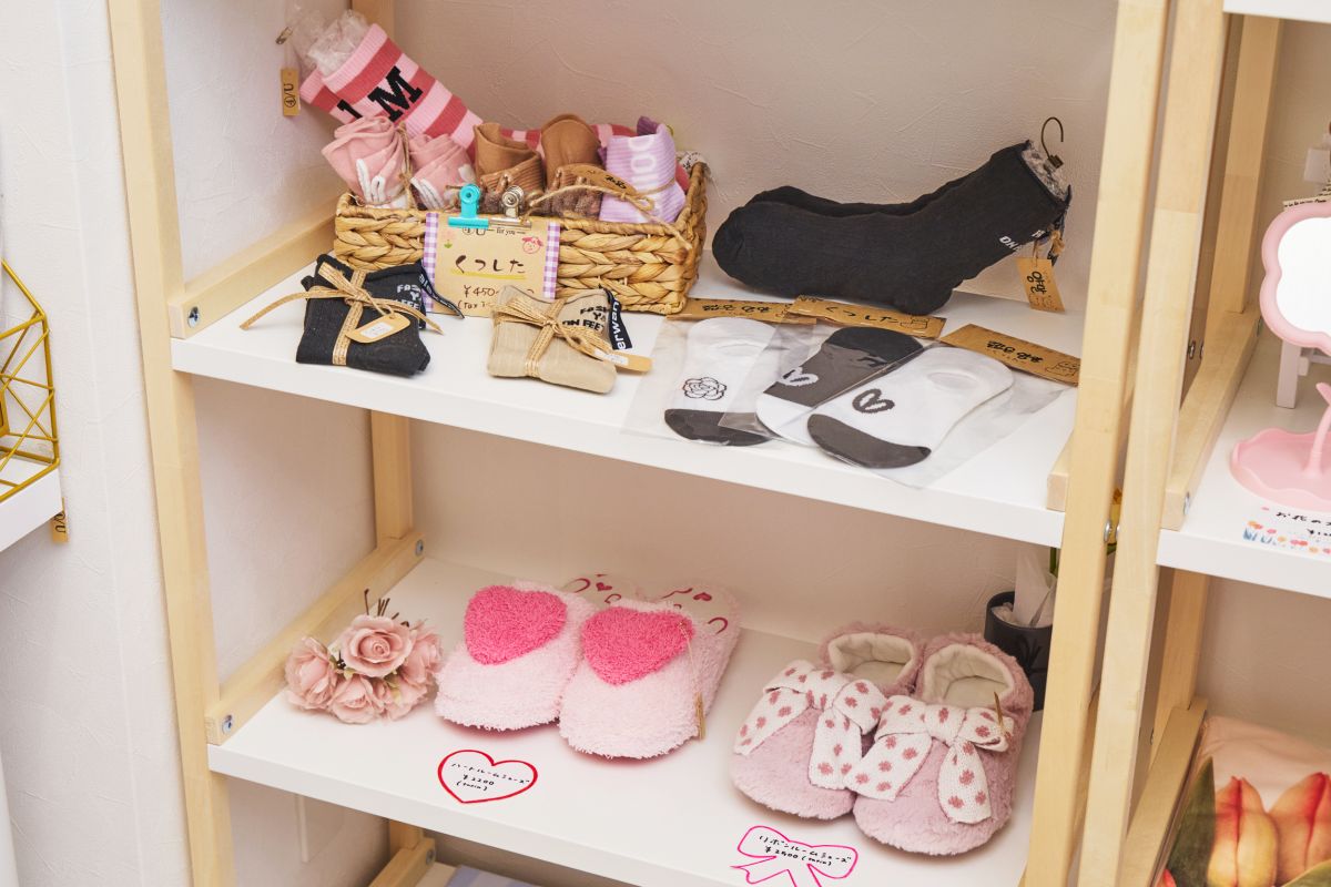 （上段）「くつした」450〜600円、（下段左から）「ハートルームシューズ」2200円、「リボンルームシューズ」2500円