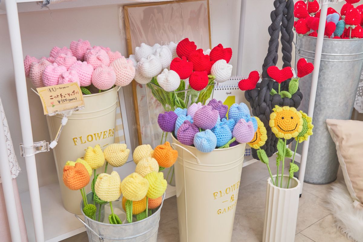 （左から）「ニットチューリップ（大）」1本750円、「ニットスマイルひまわり」1本800円