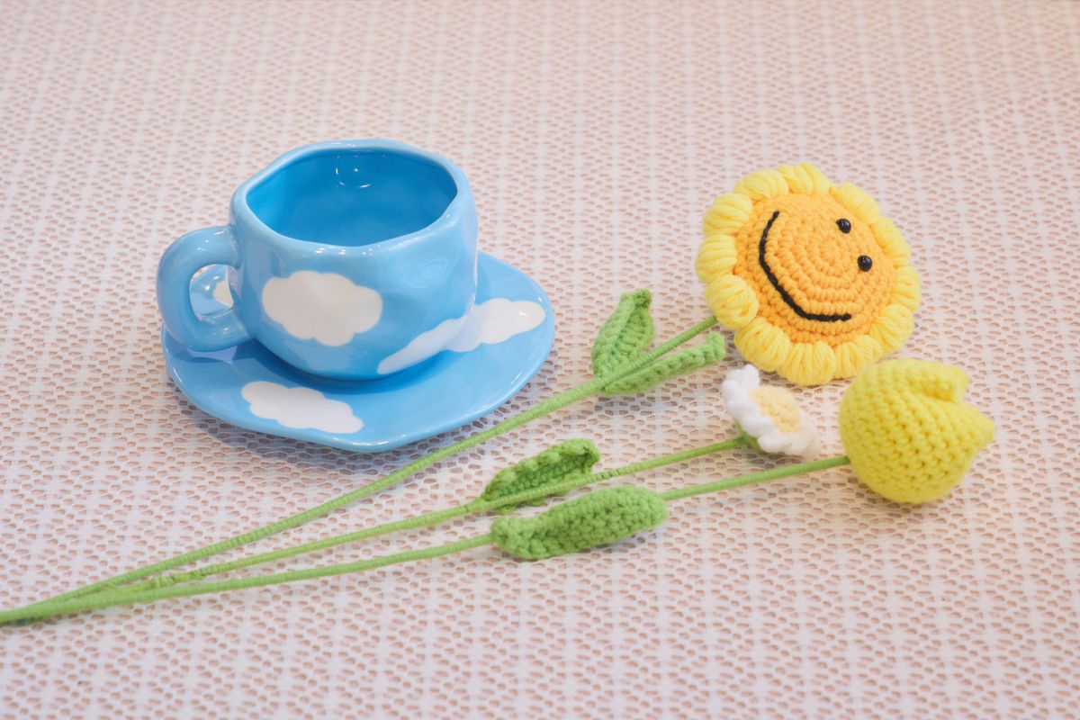 （左から）「マグカップ＆ソーサー」3000円、「ニットスマイルひまわり」800円、「ニットマーガレット」500円、「ニットチューリップ（大）」750円