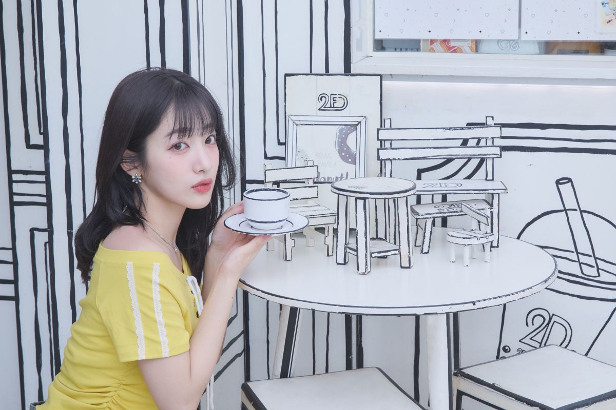 注文カウンター横に飾られているミニチュアのイスやテーブル、マグカップ＆ソーサーもかわいい