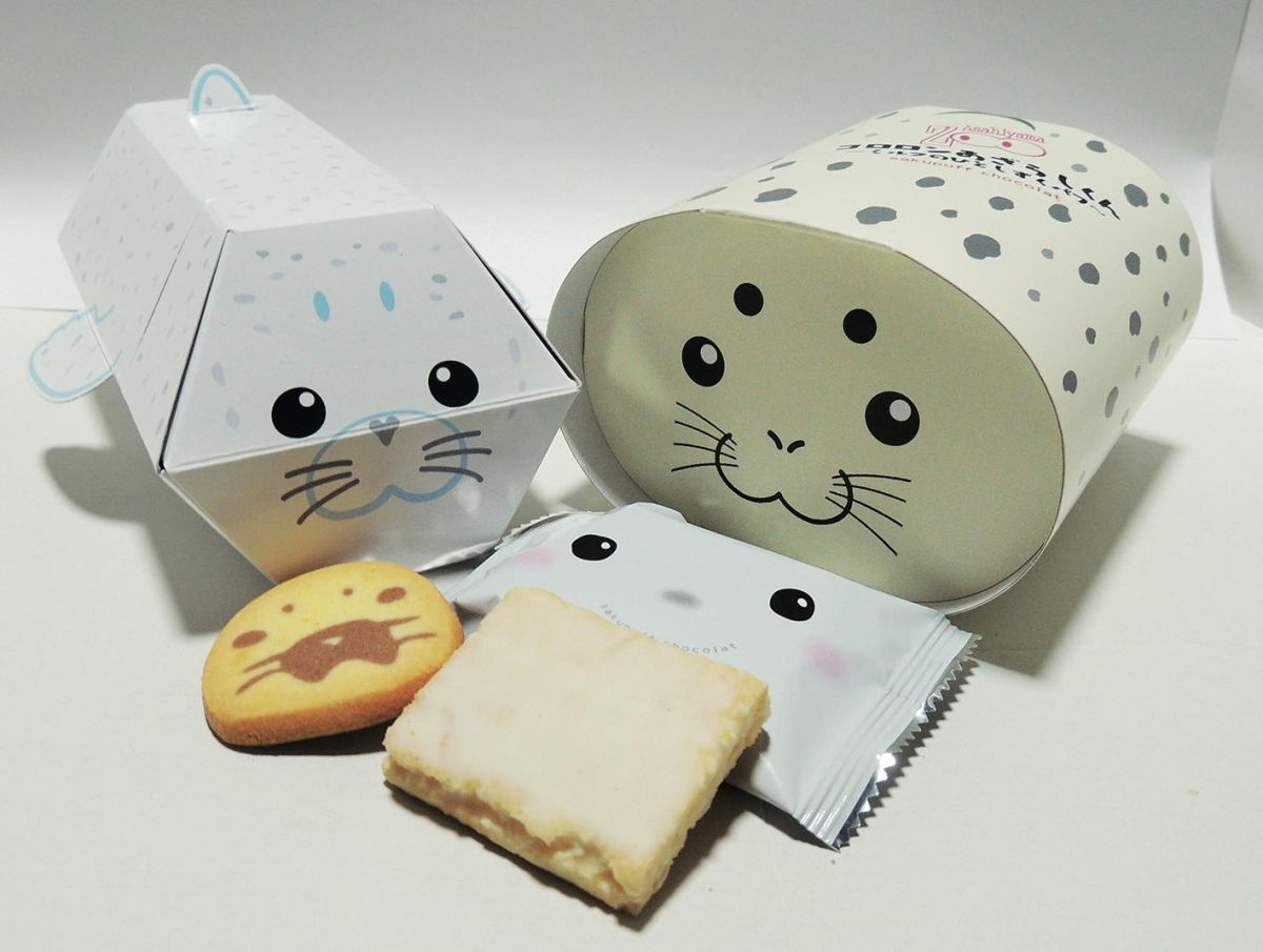 「アイスボックスクッキー ゴマフアザラシ(左)」540円(12枚入り)、「コロロンあざらしくん(右)」350円(7枚入り)。販売店は(C)