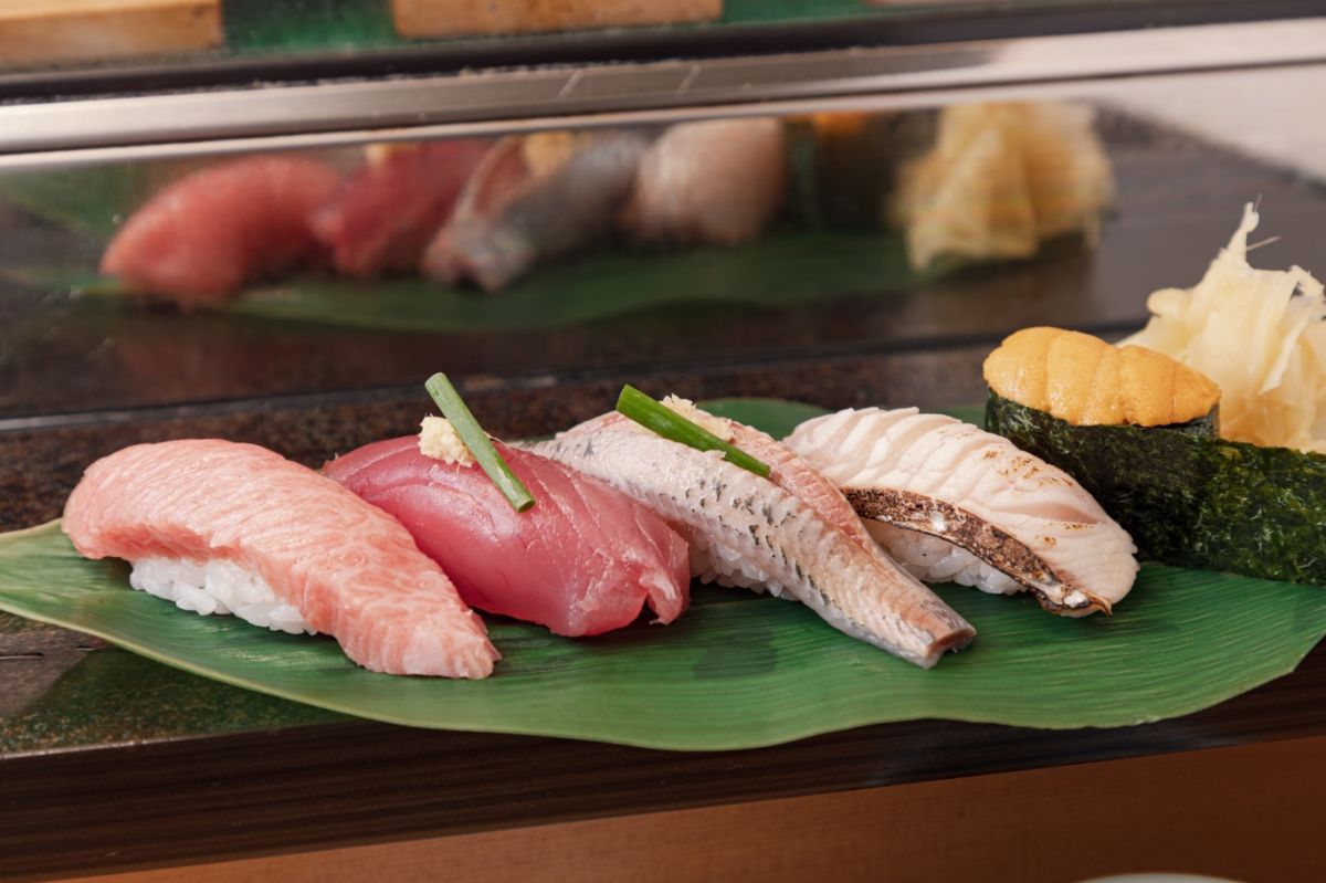  仙台駅すし通り　左から「カマトロ」660円、「生ガツオ」280円、「いわし」220円、「さわら」280円、「うに軍艦」550円 ※仕入れ状況に応じて料金変動可能性あり 