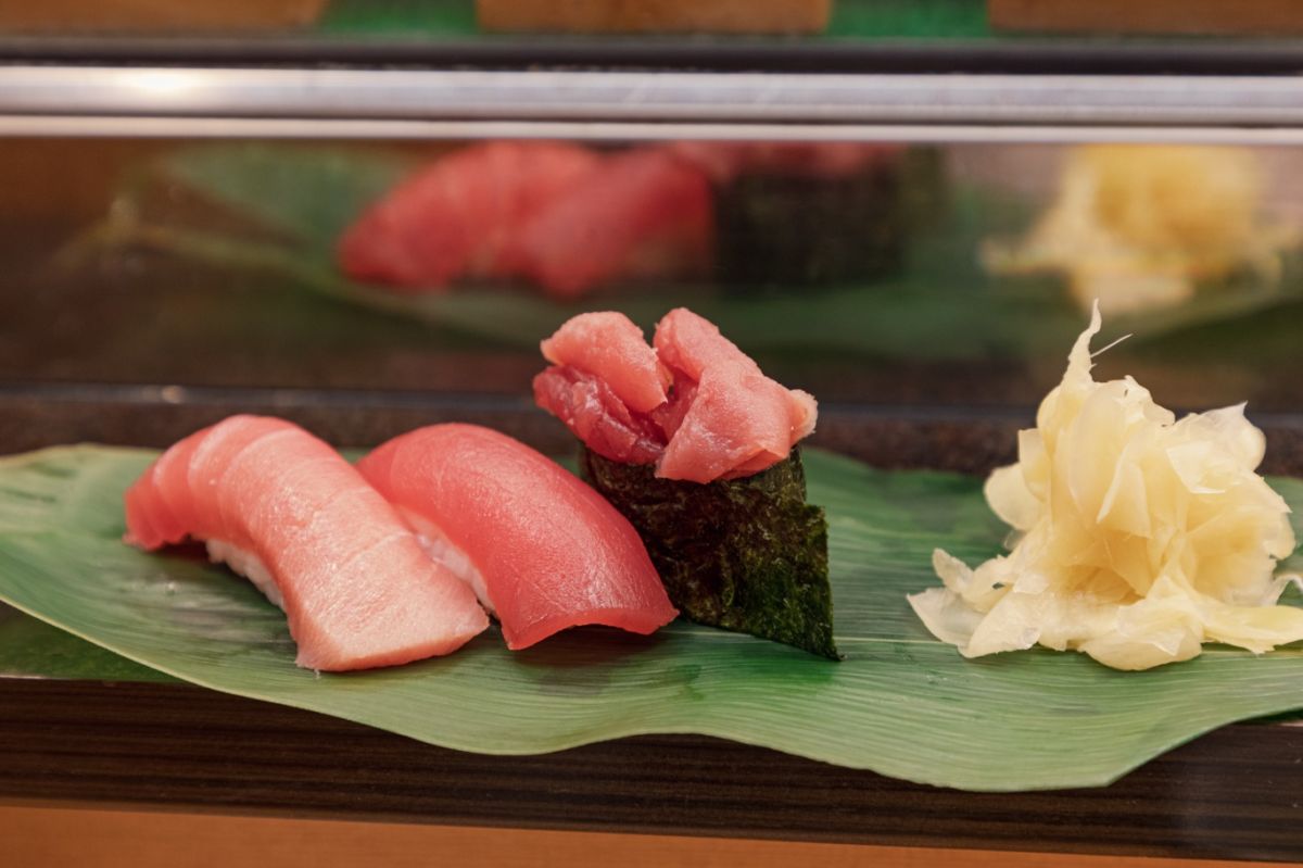 仙台駅すし通り「鮪3貫セット」。左から中トロ、中おち、赤身