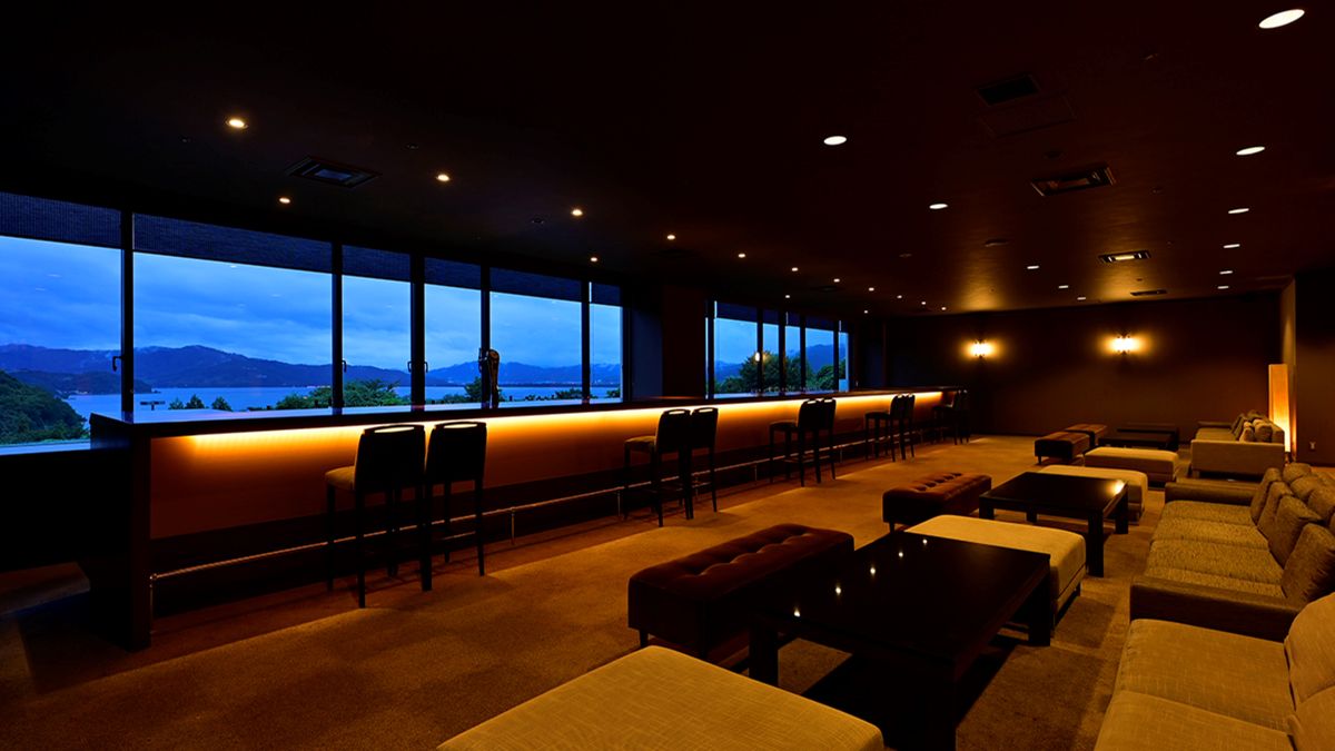 落ち着いた雰囲気のラウンジ