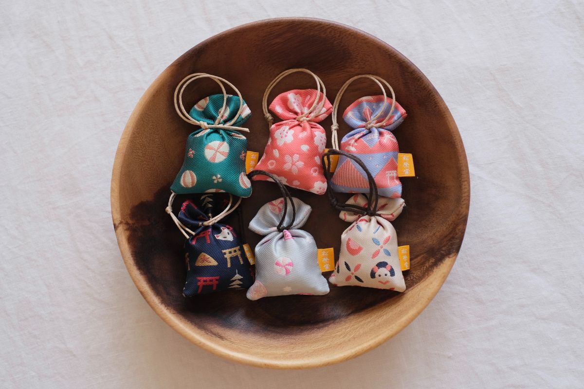 「誰が袖 空蝉香 京柄仕立て」各825円