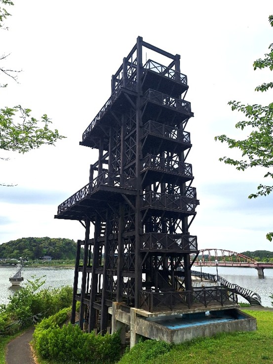 湖のそばにそびえる藤原式揚水機