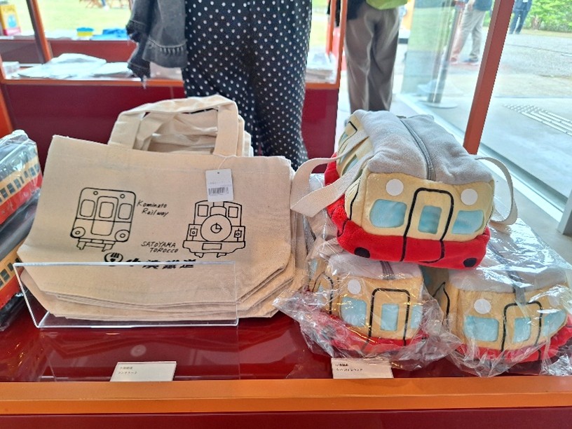 ミュージアムショップに並んだミュージアムグッズ