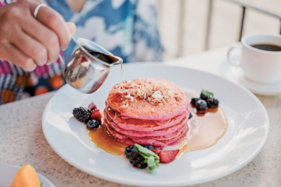 （ロイヤルハワイアンのシグネチャーピンクパレス・パンケーキ $32）