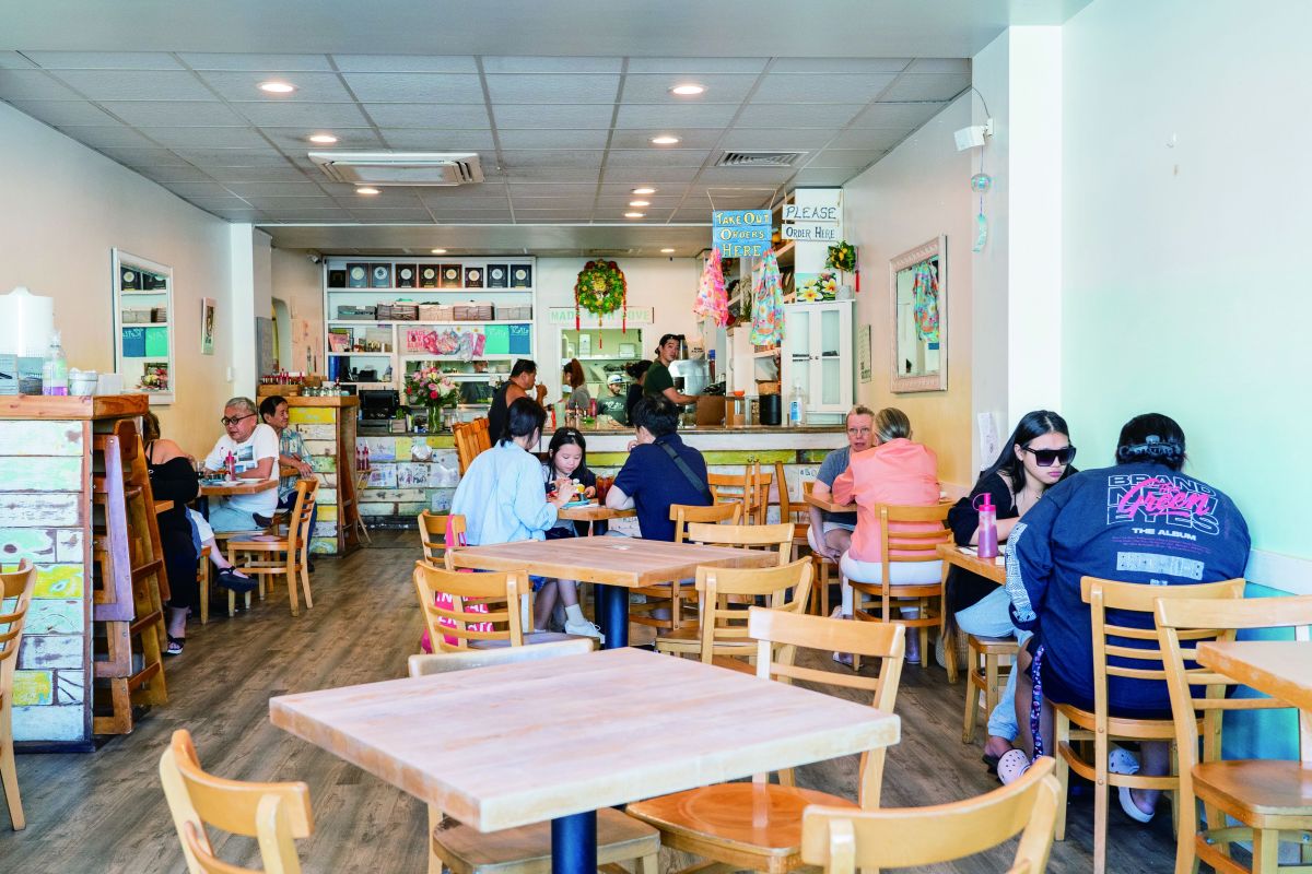 パンケーキを楽しむ人で賑わう店内。大人気店のため、開店直後か14時以降に訪れるのがおすすめです。