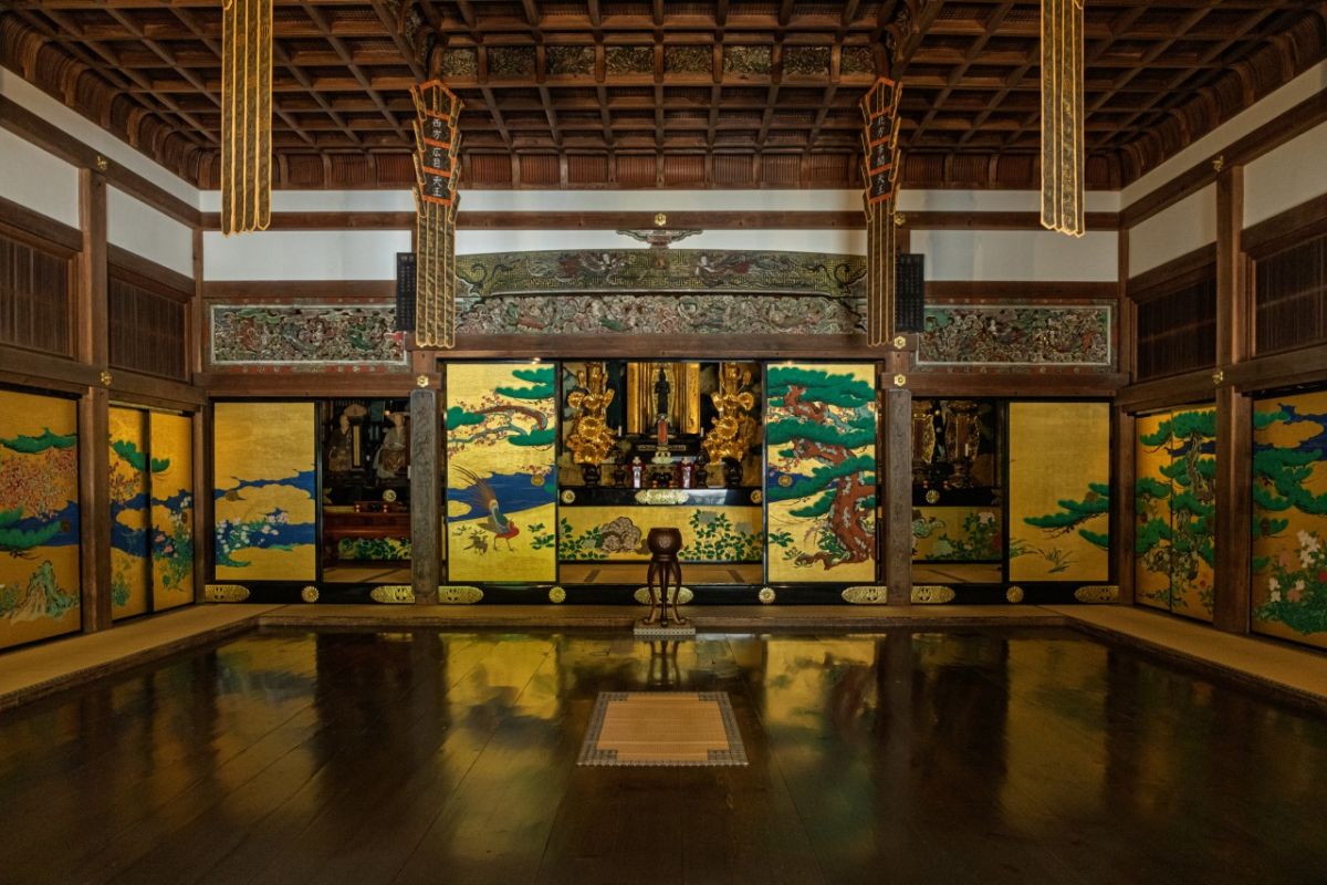 本堂の中心となる部屋「室中（孔雀の間）」