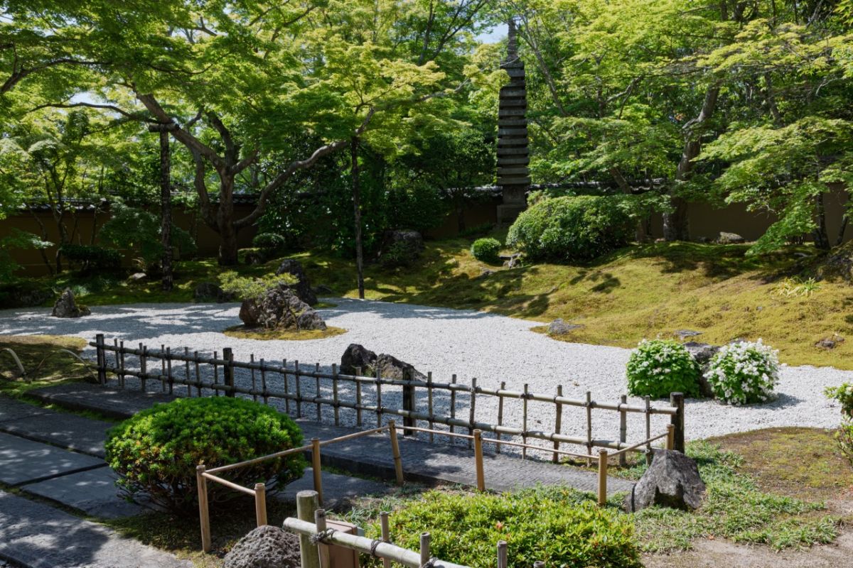 七福神を意味する雲外天地の庭（⽯庭）