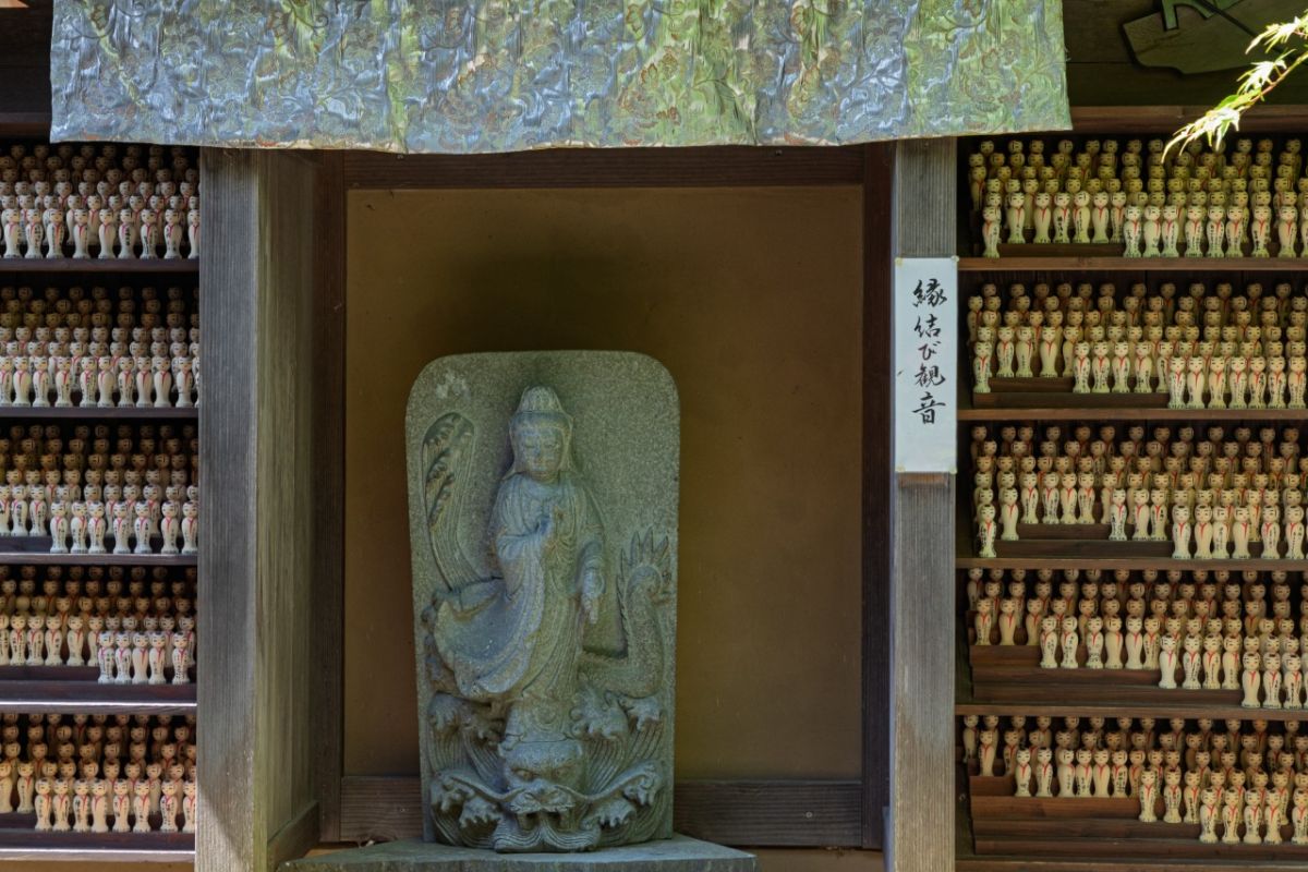 入口すぐの縁結び観音