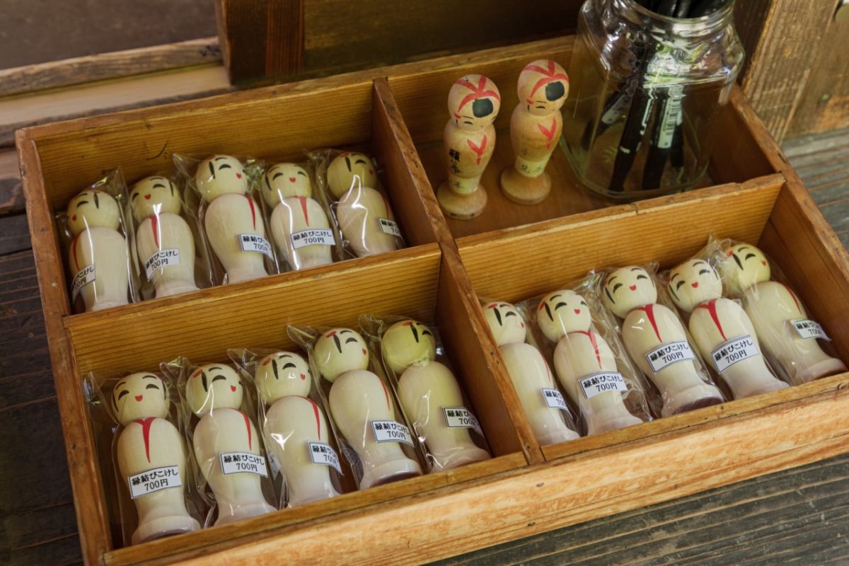 1体500円の縁結びこけし