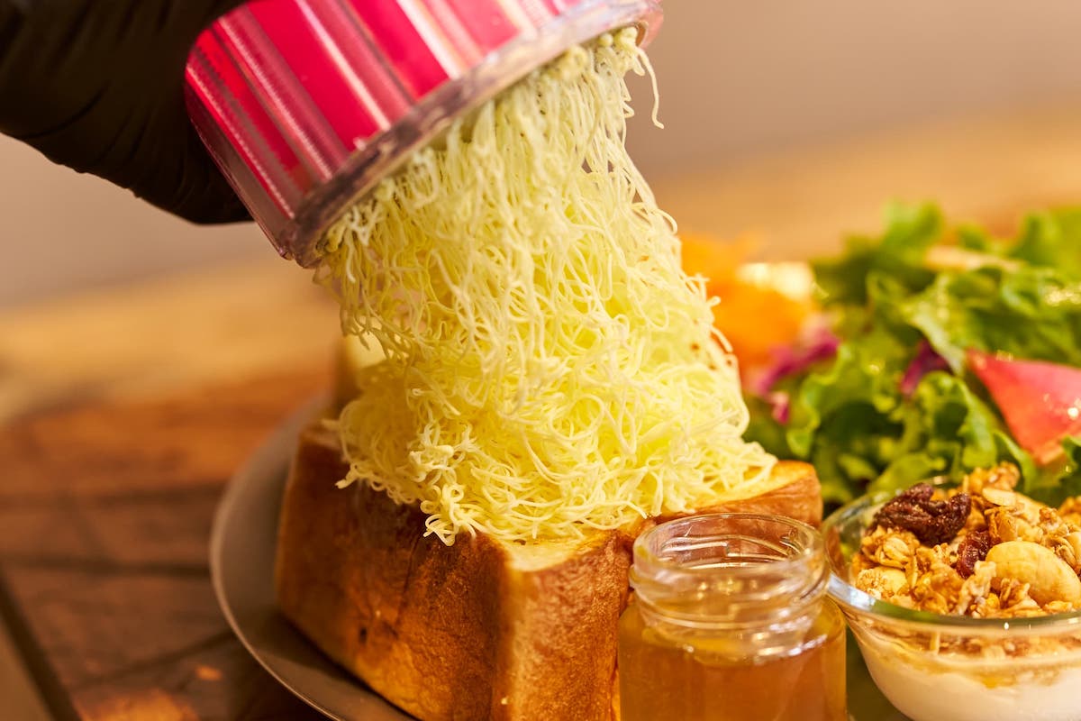 キッチンでバターをたっぷりかけて完成