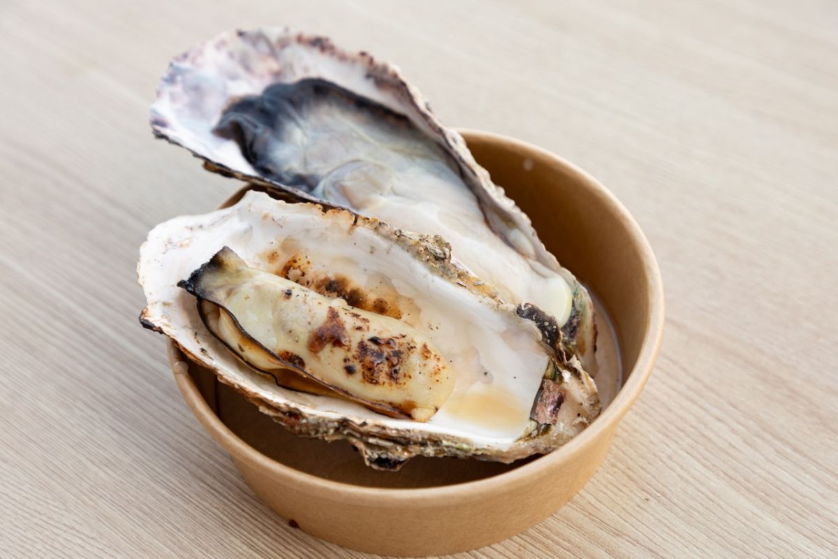 「大粒焼き牡蠣」600円、「大粒生牡蠣」600円