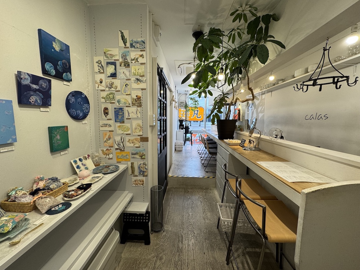 お店中央の大きな観葉植物が印象的