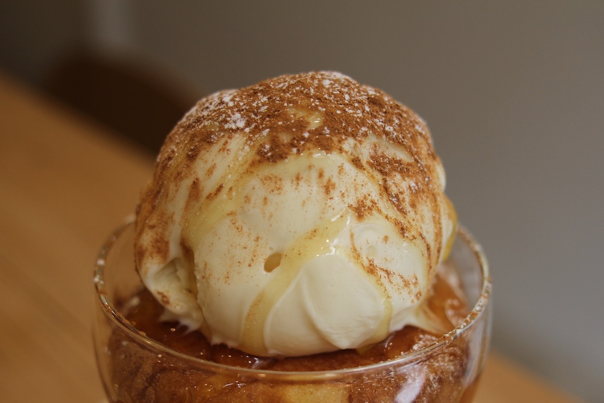 シナモンパウダーと、はちみつをトッピング