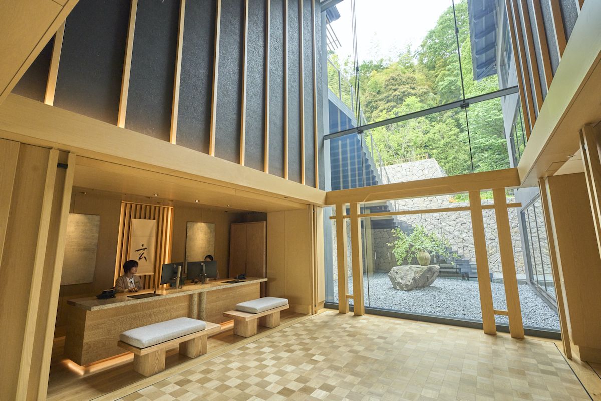 1階エントランスを抜けると開放的な吹き抜けのフロントが