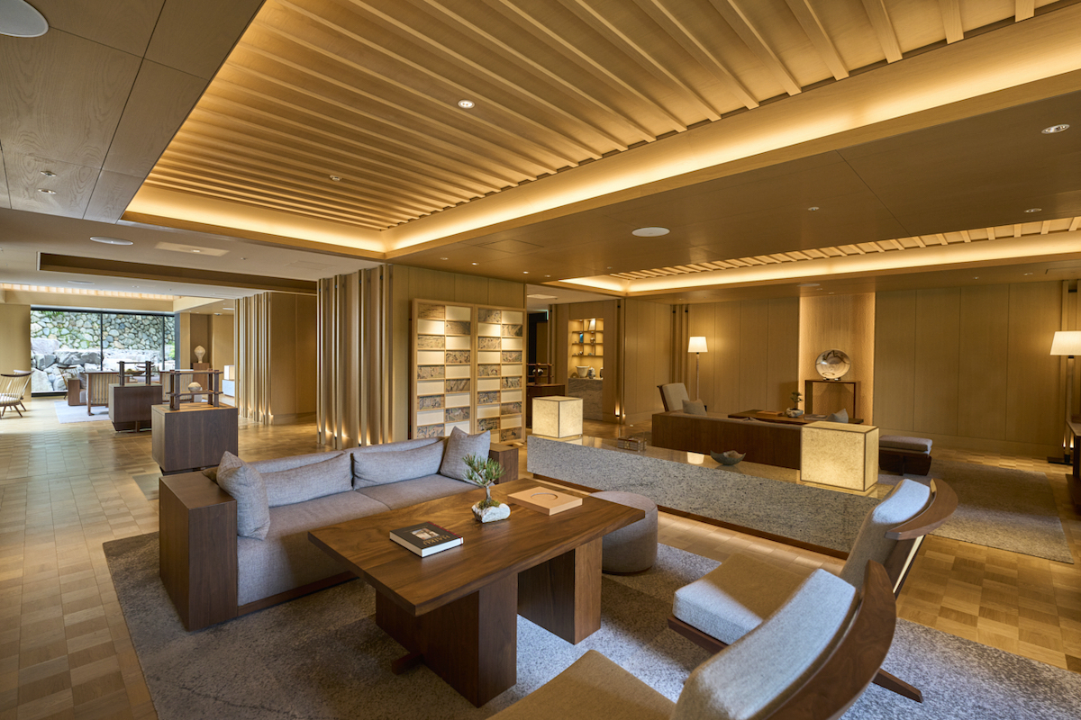 フロントの向かいにあるのは広々としたロビー