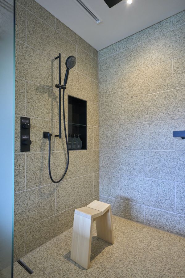 独立したウォークインシャワー（レインシャワー・ハンドシャワー）