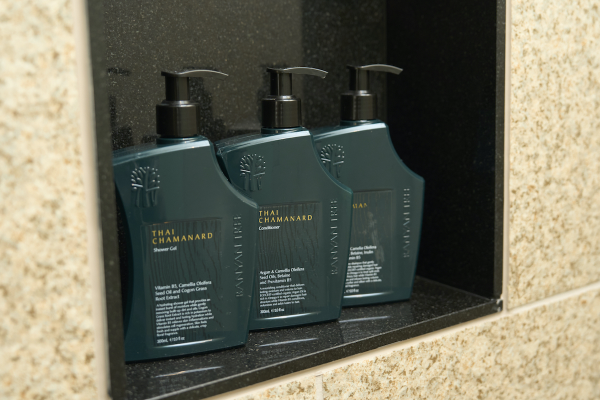 （右奥から）コンディショナー、シャンプー、シャワージェル